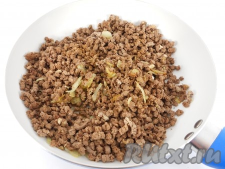 Добавить к луку перекрученное сердце, посолить и поперчить по вкусу. Хорошенько перемешать и подержать на слабом огне еще около 3-х минут.