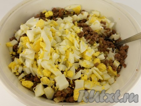 Переложить массу из сердца в глубокую посуду, добавить порезанные кубиками отварные яйца.