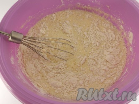 Добавить соль, соду, сахар и всыпать просеянную муку. Венчиком перемешать до однородного состояния.