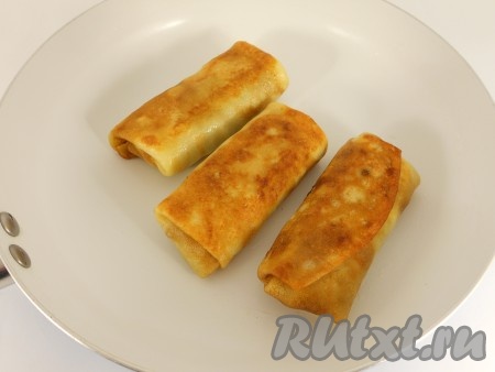 Готовые блины обжарить на растительном масле с двух сторон, до румяной корочки.