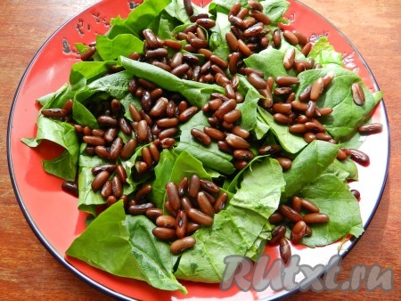 Листья шпината нарвать руками прямо в тарелку. Сверху выложить отваренную фасоль.