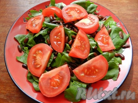 Помидоры вымыть, крупно нарезать и добавить в салат.
