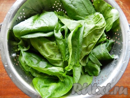 Листья шпината тщательно промыть, удалить стебли и обсушить.