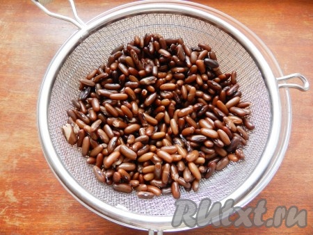 Фасоль заранее замочить в холодной воде на ночь, затем воду слить, залить свежую воду и отварить фасоль до готовности. В зависимости от сорта фасоли она варится от 20 минут до 1 часа. Я использовала фасоль сорта "черный принц" и варила ее 30 минут. Когда фасоль сварится, слить ее на сито и остудить.