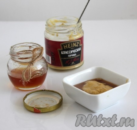 Для стейков из форели приготовим простой и в тоже время отлично подходящий к этой рыбе медово-горчичный соус, для этого в небольшой ёмкости нужно соединить горчицу и мёд, тщательно перемешать. Обмазать получившимся соусом кусочки рыбы со всех сторон. Именно этот медово-горчичный соус придаст форели неповторимый вкус.