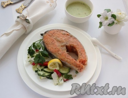 Готовую рыбку достать из духовки, аккуратно развернуть фольгу, разложить стейки форели по тарелкам и подать к столу, дополнив свежими овощами или любимым гарниром.