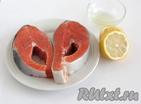 Стейки форели вымыть, обсушить и сбрызнуть лимонным соком с двух сторон.