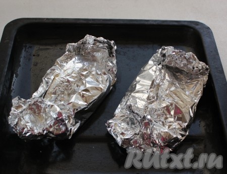 Завернуть стейк форели в фольгу конвертиком. Аналогично завернуть в фольгу второй стейк форели, смазанный медово-горчичным соусом. Переложить форель в фольге на противень и отправить в духовку, заранее разогретую до 180 градусов. Запекать рыбу минут 20-25.