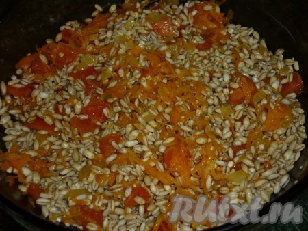 С перловки сливаем жидкость, добавляем обжаренные овощи и соль, перемешиваем.