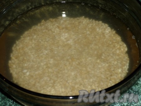 Замачиваем перловую крупу в воде на 3-4 часа (но лучше, конечно, замочить перловку на ночь).
