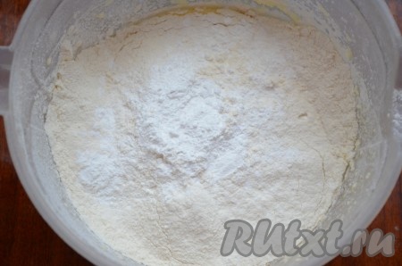 Затем просеять муку с разрыхлителем, перемешать, тесто получится в меру густым.