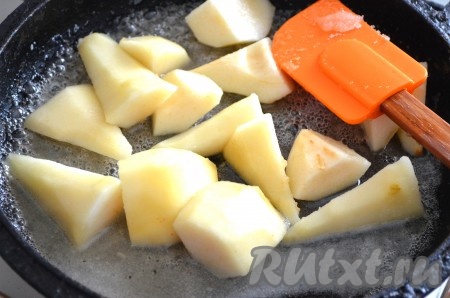 Груши очистить, разрезать сначала на 4 части, потом каждую часть ещё пополам. Сковороду нагреть, всыпать сахар, влить воду, перемешать, прогреть сироп 1-2 минуты. Добавить груши, томить в карамели 5 минут, периодически переворачивая с одной стороны на другую.