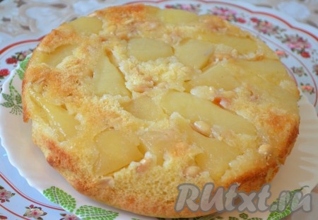 Поставить пирог-перевёртыш с грушами в карамели в разогретую до 180 градусов духовку на 40 минут. Готовность выпечки проверить сухой зубочисткой (если после прокола теста зубочистка останется сухой, значит сразу доставайте пирог из духовки). Когда пирог будет готов, сразу перевернуть его на блюдо и остудить.