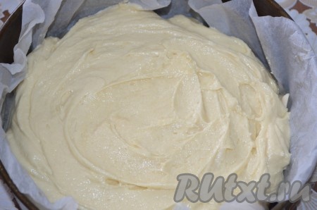 Сверху выложить тесто, равномерно распределить его с помощью силиконовой лопатки (или ложки). Тесто достаточно густое, поэтому равномерно распределить его достаточно просто.