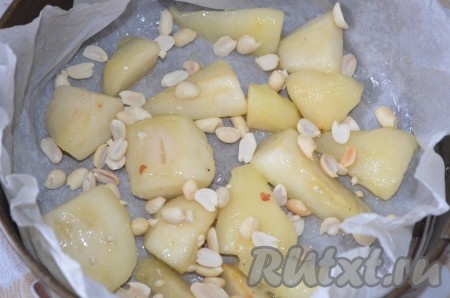 Форму диаметром 20 сантиметров застелить пергаментом, смазать его маслом. Выложить груши, посыпать орехами, полить 3-4 столовыми ложами сиропа, в котором томились фрукты на сковороде.