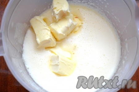 Прежде всего замесим тесто. Для этого яйца нужно взбить миксером с сахаром, солью и ванилином в течение 6-7 минут (масса должна посветлеть и немного увеличиться в объёме). Затем добавить сливочное масло комнатной температуры, тщательно взбить.