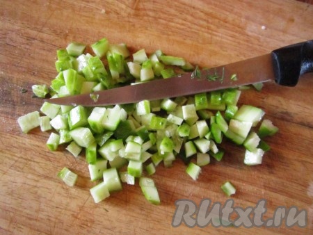 Огурцы мелко нарежьте.
