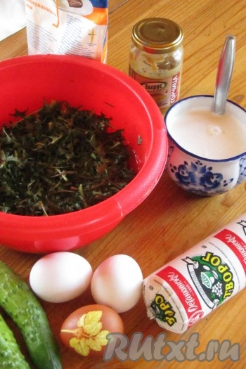 Соберите листья одуванчика, выберите соринки и хорошо промойте. Подготовьте остальные ингредиенты для салата.
