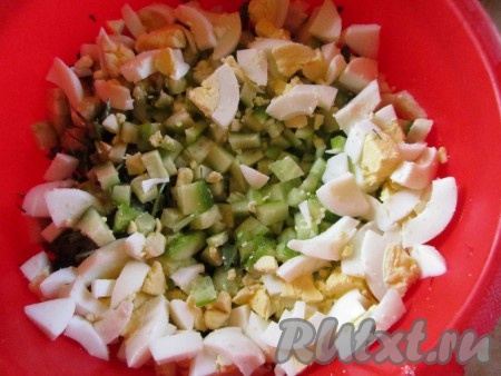 В миске соедините листья одуванчика, нарезанные огурцы и яйца.
