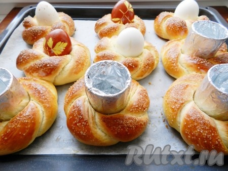 Противень поставить в духовку и выпекать булочки в течение 20-25 минут. Пасхальные булочки должны приобрести приятный золотистый цвет.