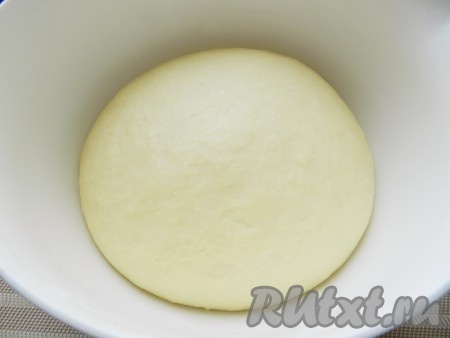 За это время тесто должно хорошо подойти и значительно увеличиться в объеме, не менее, чем в 2 раза.