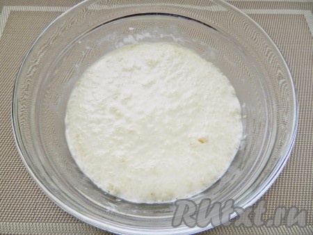 Через 20 минут опара увеличится вдвое и на поверхности появятся пузыри. Это означает, что опара готова.
