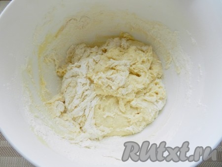 Добавлять муку небольшими порциями, сразу вмешивая ее в тесто. Муки может понадобиться больше или меньше, в зависимости от ее качества.
