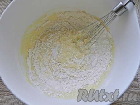 Соединить опару с масляно-молочной смесью, перемешать до однородности и начинать постепенно подсыпать муку.