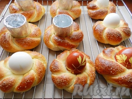 Булочки переложить с противня на решетку, остудить, и вынуть стопки. Яйца можно оставить для красоты, но после запекания они стали несъедобными.