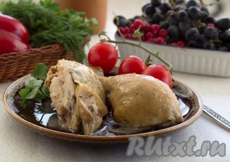 Чкмерули из курицы подают горячим, чтобы соус "шкворчал". Если после трапезы что-нибудь останется от курицы, поставьте мясо в холодильник и на следующий день курица будет нежиться в желированном соусе.