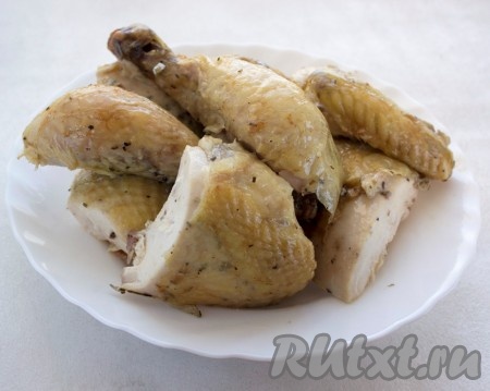 Готовую курицу разделываем на порционные кусочки.