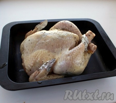 Курицу моем, обсушиваем, солим внутри и снаружи, обмазываем растительным маслом. Это всё, что необходимо сделать по рецепту (я немного посыпала курицу чёрным молотым перцем). Далее курицу целиком запекаем в разогретой духовке при температуре 180 градусов в течение 60-80 минут (до готовности). Чтобы крылышки не обгорели, перед запеканием на них нужно надеть "карманчики" из фольги.