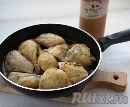 В жаропрочную посуду укладываем кусочки разделанной курицы. В Грузии для этого используют глиняную сковороду - кеци, которая раскаляется на углях и хорошо держит тепло, но за неимением таковой, будем готовить в глубокой сковороде.