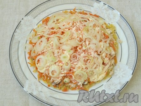 Лук выложить поверх слоя из моркови.