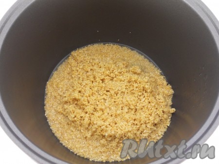 Пшеничную крупу хорошо промыть, воду слить и высыпать крупу в чашу мультиварки.