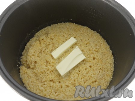 Добавить в готовую кашу сливочное масло.