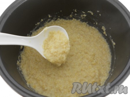 Перемешать хорошо, оставить кашу под закрытой крышкой ещё на 15-20 минут.