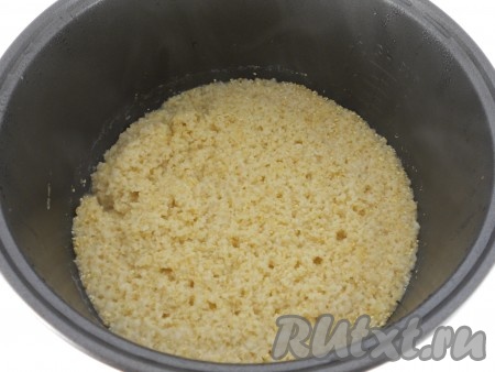 Влить холодную воду, посолить по вкусу и перемешать. Выставить режим мультиварки "Молочная каша" на 55 минут (именно на этом режиме пшеничная каша получается, как из печи, кипит очень медленно, не разбрызгивается). Крышку мультиварки закрыть.