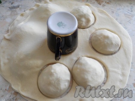 Аккуратно накрыть эту лепешку с помидорами второй лепешкой. Стаканом или чашкой, большего, чем кружки помидоров диаметра вырезать пирожки.