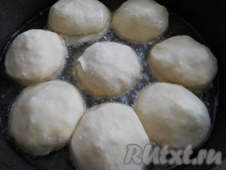 В сотейнике разогреть достаточное количество растительного масла (желательно, как для фритюра). Выложить наши пирожки с помидорами "Бомбочки".
