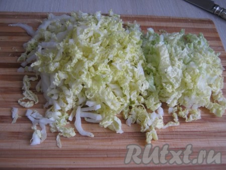 Пекинскую капусту режем соломкой.

