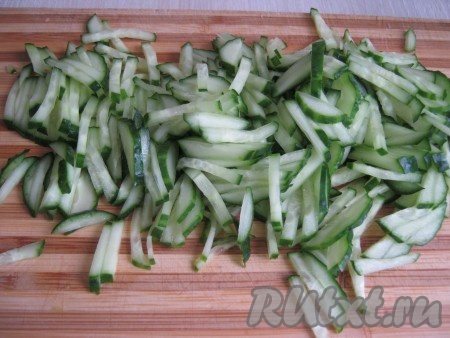 Огурцы режем соломкой.
