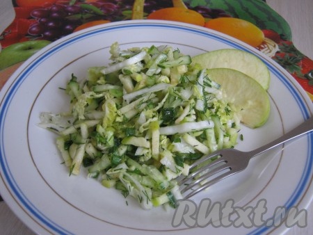 Подаём вкусный, нежный, сочный постный салат из пекинской капусты с яблоком и огурцом к столу.
