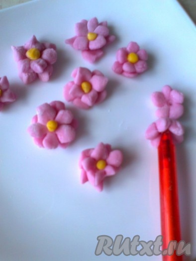 Делаем углубление в центре (можно использовать чистую шариковую ручку)