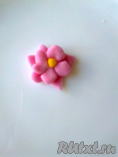 и прикрепляем с помощью воды шарик желтого цвета. Можно сделать тонкие цветочки и наложить один на другой, скрепив с помощью воды.