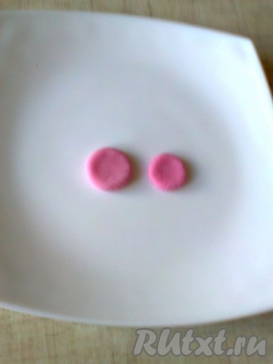 Тоже самое проделать с меньшей частью, добавив куркуму (или сок моркови) и сок лимона. Сразу завернуть в пищевую пленку и хранить в ней (очень быстро сохнет).
Формируем фиалку. Делаем шарик диаметром 1 см, сплющиваем его до половины толщины,