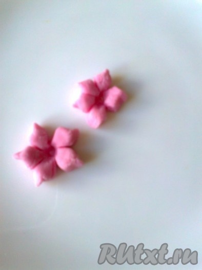 Делаем углубление в центре (можно использовать чистую шариковую ручку)