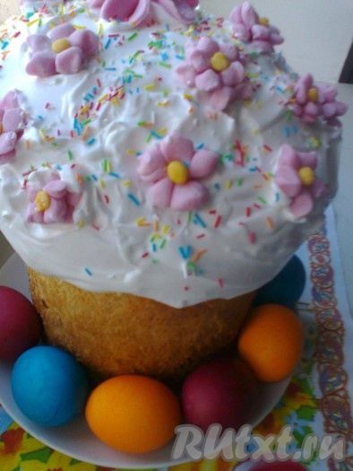 Горячую паску смазать белковой глазурью. Украсить фиалками из мастики и кондитерской посыпкой.