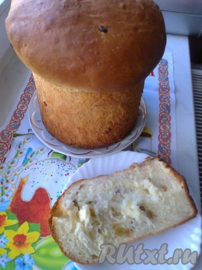 Печь паску в разогретой духовке при температуре 200 градусов 10-20 минут (в зависимости от размера формы), огонь уменьшить и еще минут 30 при 180 градусах, готовность проверить спичкой.