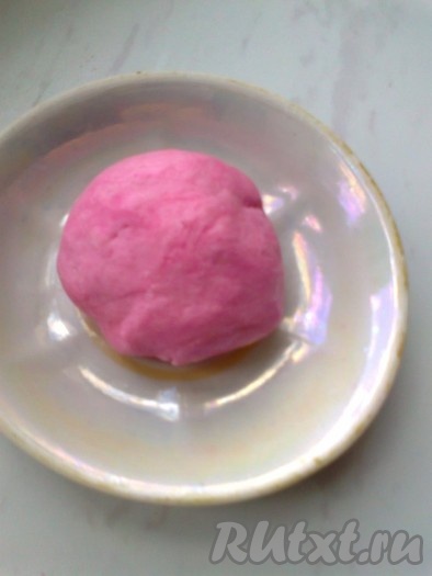 подсыпая еще немного пудры, замесить массу, масса должна быть, как пластилин.